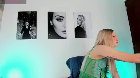 JESSI AND NAOMI online show from January 25, 2025, 3:51 am