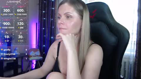 Snapshot of jessiemays chatting on March 9, 2025, 3:32 am Jess online show from March 9, 2025, 3:32 am