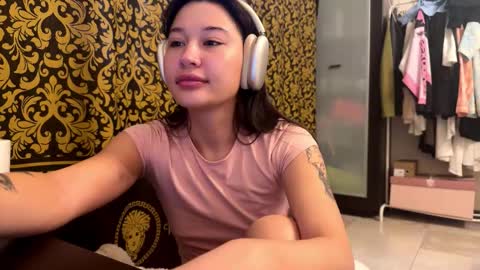 Lynn online show from November 10, 2025, 7:18 am