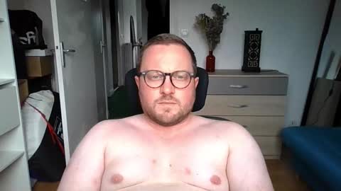 jeuneloup92 online show from September 9, 2025, 5:01 pm