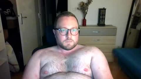 jeuneloup92 online show from October 23, 2025, 5:55 pm