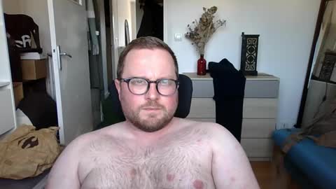 jeuneloup92 online show from May 7, 2026, 4:23 pm