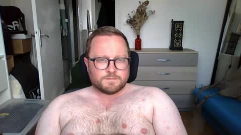 jeuneloup92 online show from May 11, 2026, 4:04 pm