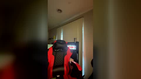 jezzyboy692001 online show from May 21, 2026, 9:22 pm