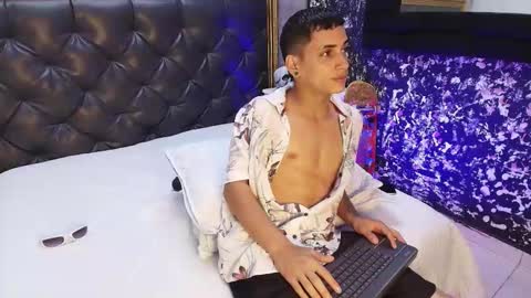 jhoanleandro online show from February 19, 2025, 4:34 am