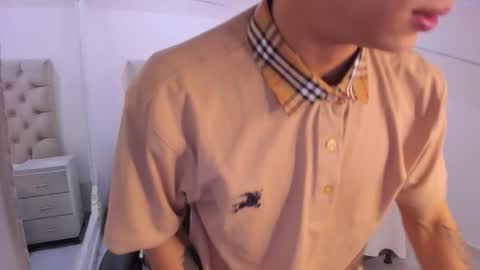 jhoanleandro online show from December 4, 2025, 4:11 am