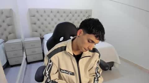 jhoanleandro online show from January 7, 2026, 4:59 am