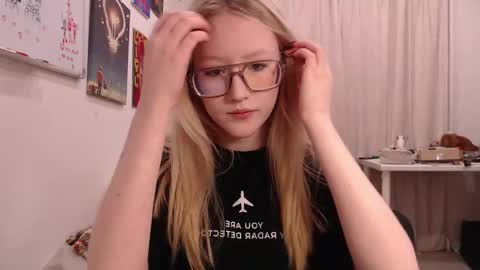 joan_kiss online show from October 3, 2025, 2:47 pm