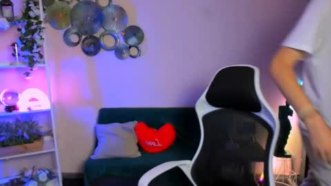 Snapshot of john_lik chatting on May 25, 2026, 12:22 pm John online show from May 25, 2026, 12:22 pm