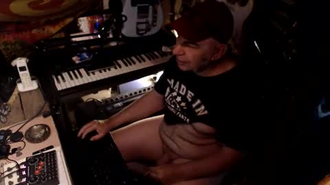 johnfeelgood004 online show from May 11, 2026, 1:06 pm