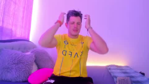 johnycooper08 online show from July 16, 2026, 12:33 pm