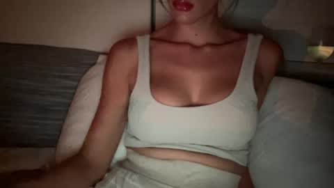 jojoxoxox24 online show from September 21, 2025, 2:35 am