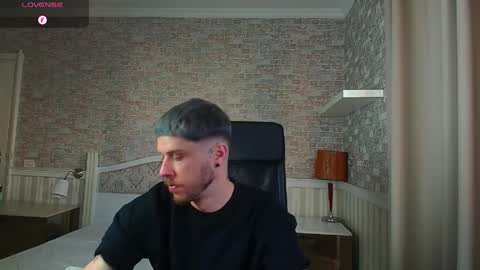 Snapshot of jonahshaw chatting on June 5, 2026, 4:19 am JonahShaw online show from June 5, 2026, 4:19 am
