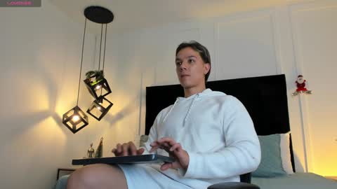 Jonathan Danielss  online show from December 7, 2024, 11:40 am