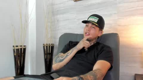 juan_alvarez18 online show from February 19, 2025, 3:50 am