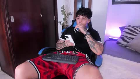juan_alvarez18 online show from September 9, 2025, 3:28 am