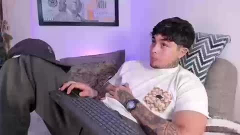 juan_alvarez18 online show from September 27, 2025, 4:06 am