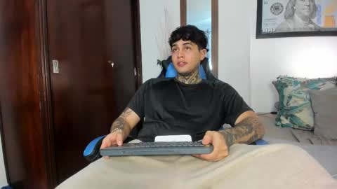 juan_alvarez18 online show from November 13, 2025, 11:58 pm