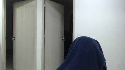 juan_gomez_1 online show from February 3, 2025, 11:05 pm