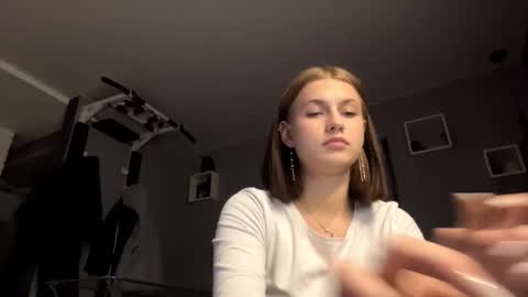 Lola online show from October 16, 2025, 4:52 pm