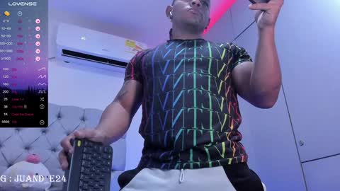 independent model online show from December 28, 2024, 5:55 am