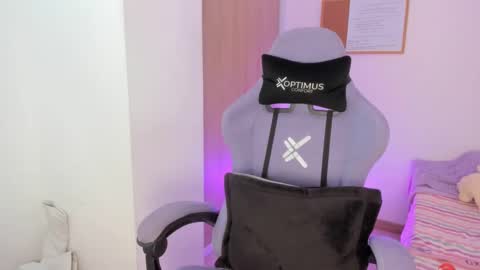 juli_santos_22 online show from February 4, 2025, 6:27 pm