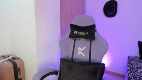 juli_santos_22 online show from February 23, 2025, 8:44 pm