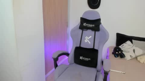 juli_santos_22 online show from March 8, 2025, 6:47 pm