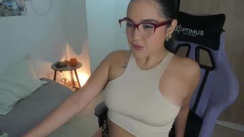 juli_santos_22 online show from November 2, 2025, 5:26 pm