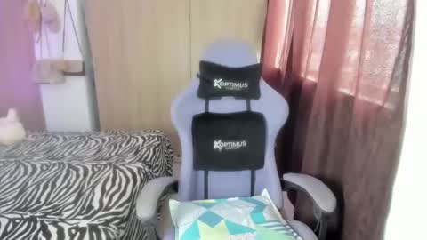 juli_santos_22 online show from April 18, 2026, 9:26 pm