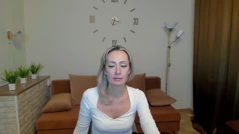 julia__cherry_ online show from January 22, 2025, 3:40 pm