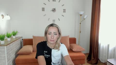 julia__cherry_ online show from January 25, 2025, 9:15 am