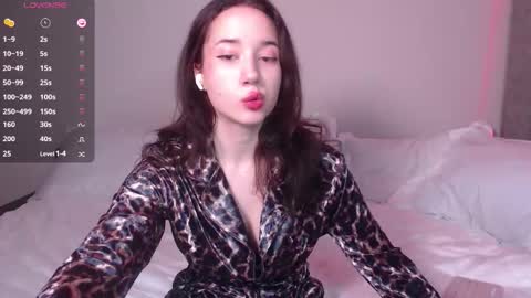 Julia online show from November 11, 2025, 5:02 pm