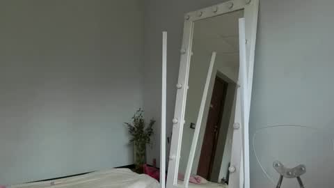 julia_giulia online show from September 17, 2025, 12:40 pm