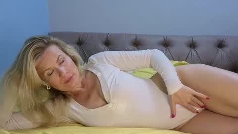 julia_giulia online show from October 30, 2025, 8:31 pm