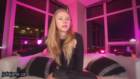 Julia Jane online show from December 4, 2024, 3:26 am