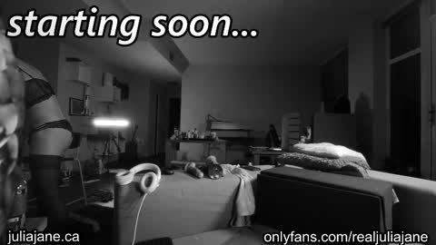 Julia Jane online show from February 4, 2026, 2:39 am