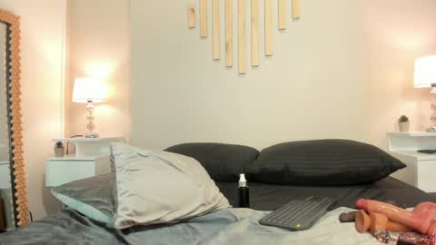 J U L IA   M A R T I N E Z online show from February 22, 2025, 5:35 pm