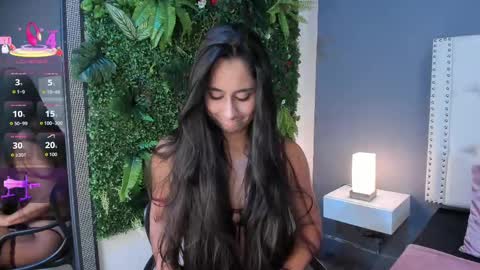 J U L IA   M A R T I N E Z online show from September 24, 2025, 11:35 am