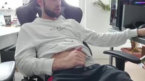 julia_official online show from February 5, 2026, 12:21 pm