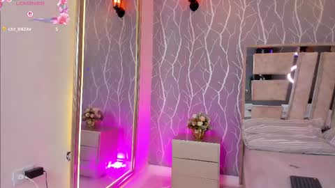 julia_rivers online show from December 4, 2025, 1:31 pm