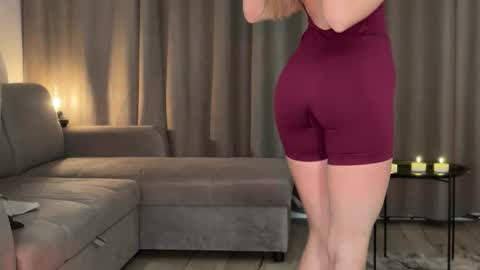 Julia R Le online show from October 22, 2025, 8:08 pm