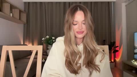 Julia R Le online show from November 28, 2025, 10:56 pm