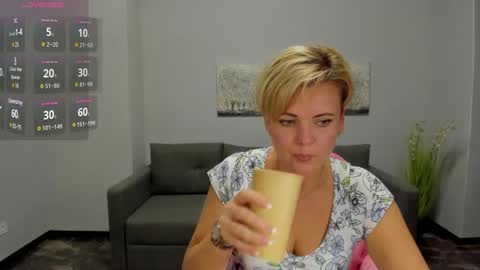 Julia online show from December 6, 2024, 1:44 pm