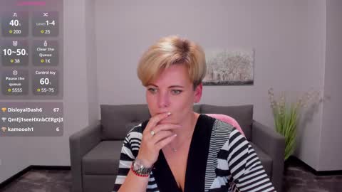 Julia online show from December 11, 2024, 4:42 pm