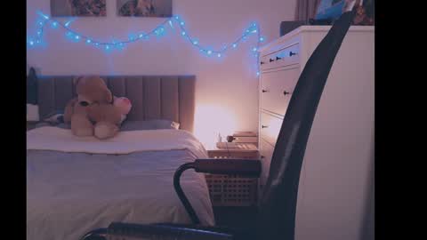 julialiones online show from February 25, 2025, 6:09 pm