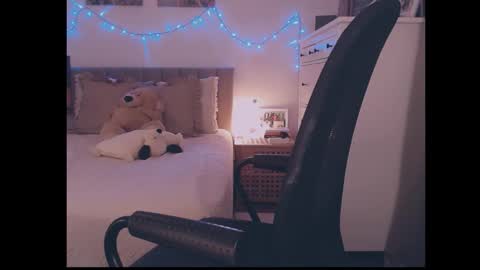 julialiones online show from November 30, 2025, 4:33 pm