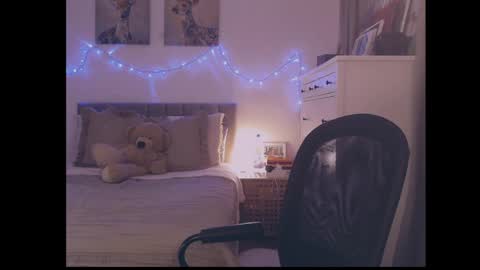 julialiones online show from March 12, 2026, 6:25 pm