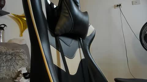 julian_wallace online show from September 17, 2025, 3:03 pm