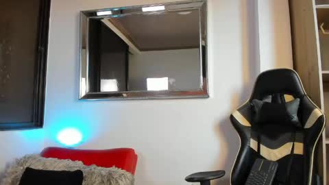 julian_wallace online show from April 21, 2026, 8:55 pm